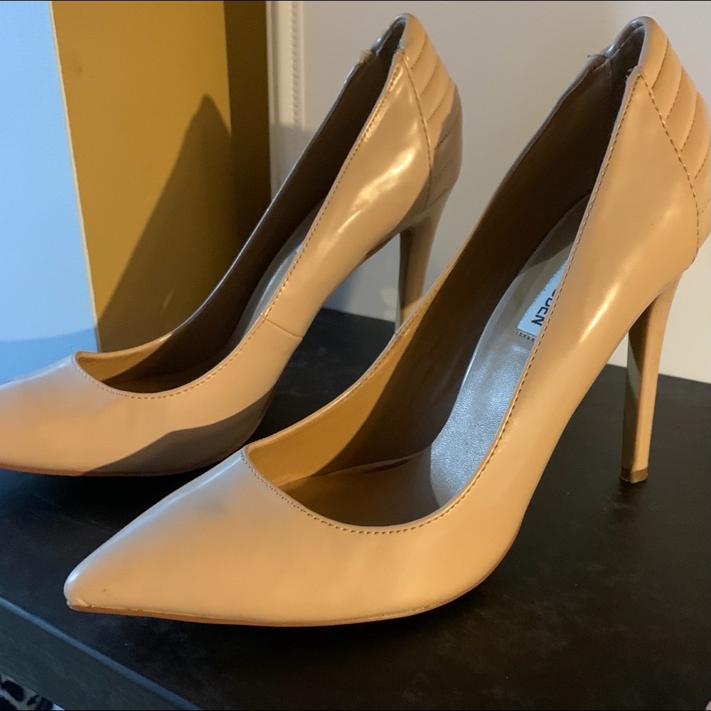 Steven Madden beige pump